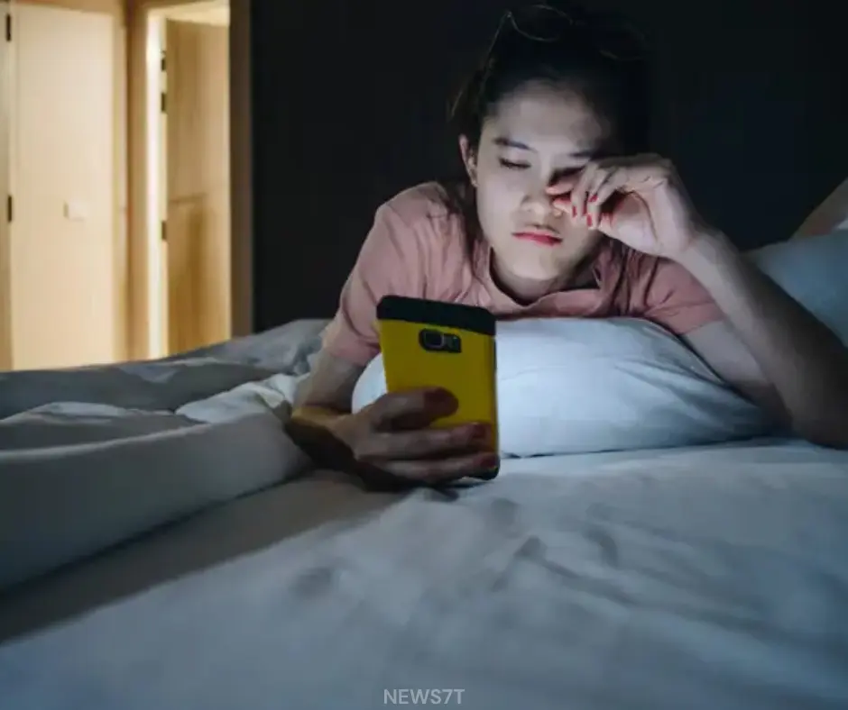 Women and Late-Night Social Media: Alarming Effects on Sleep, Stress & Health (photo 3)