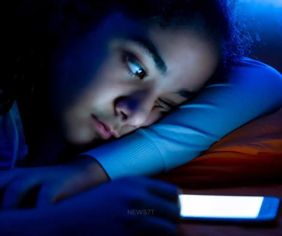 Women and Late-Night Social Media: Alarming Effects on Sleep, Stress & Health (photo 4)